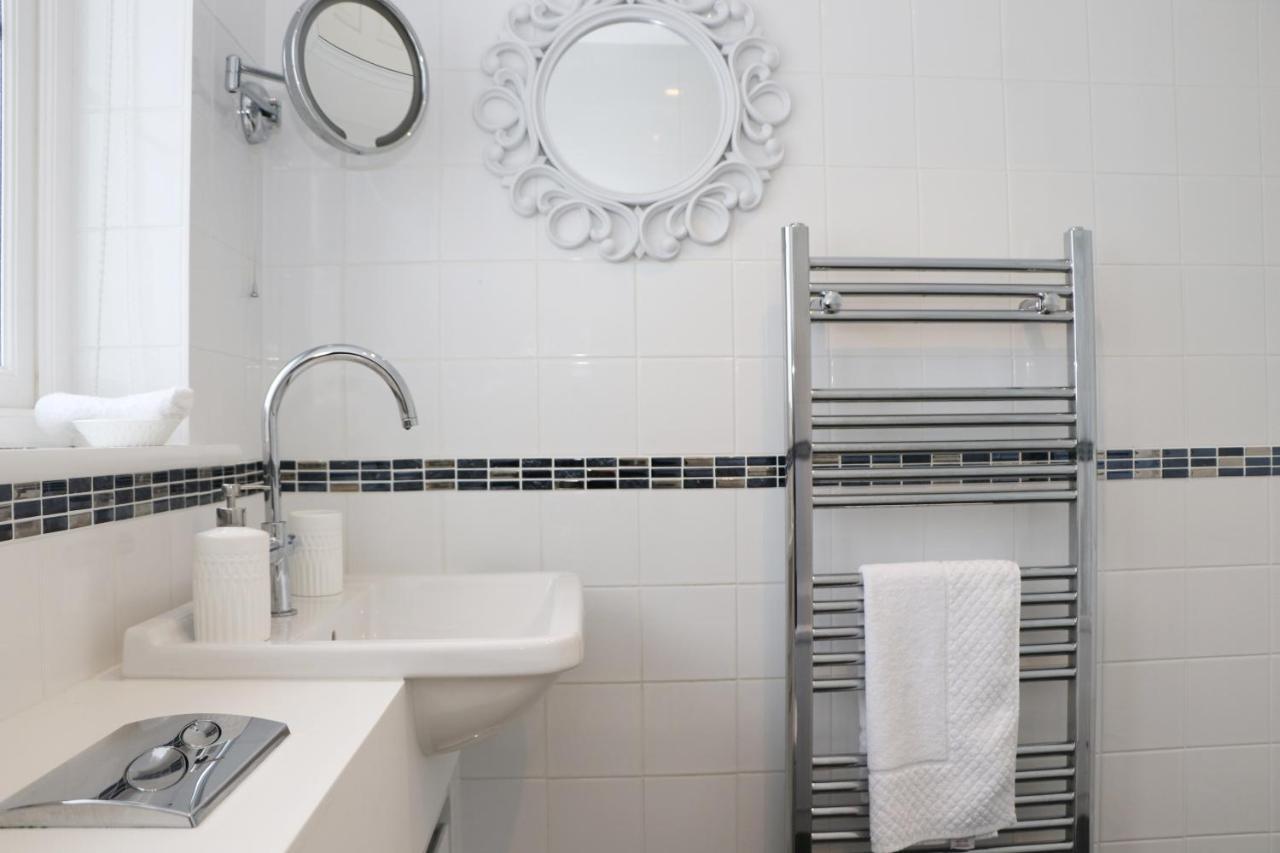 Near Beaches, Contemporary Home In Village Centre Сент-Меррин Экстерьер фото