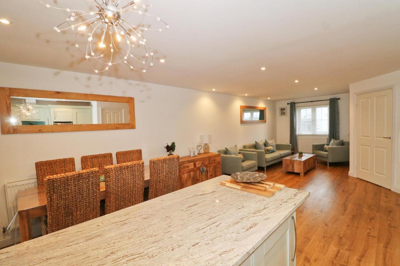 Near Beaches, Contemporary Home In Village Centre Сент-Меррин Экстерьер фото